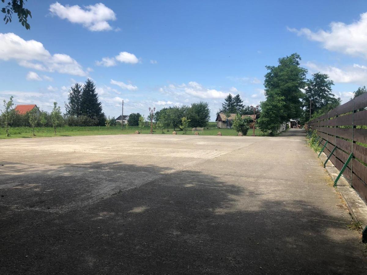 Salas Gnijezdo Bačka Palanka Exterior foto