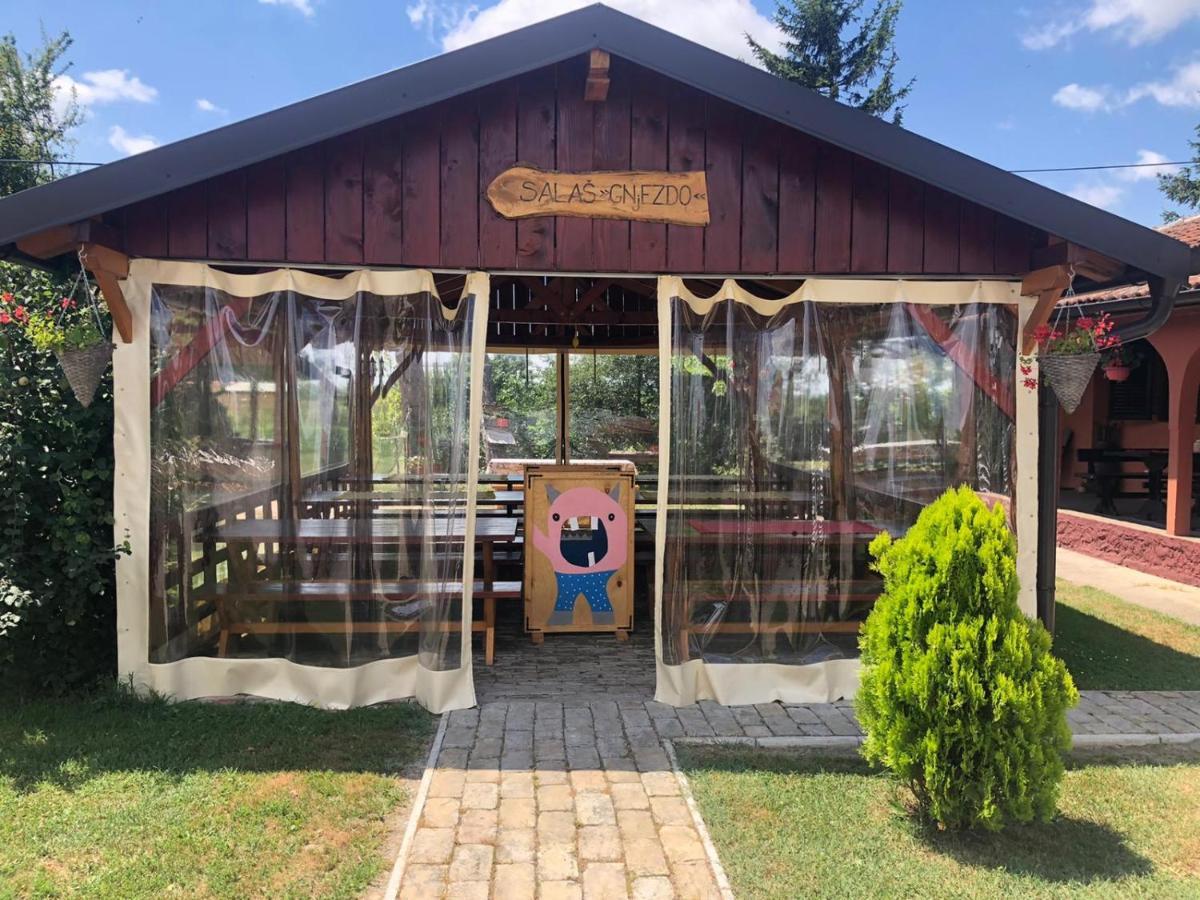 Salas Gnijezdo Bačka Palanka Exterior foto